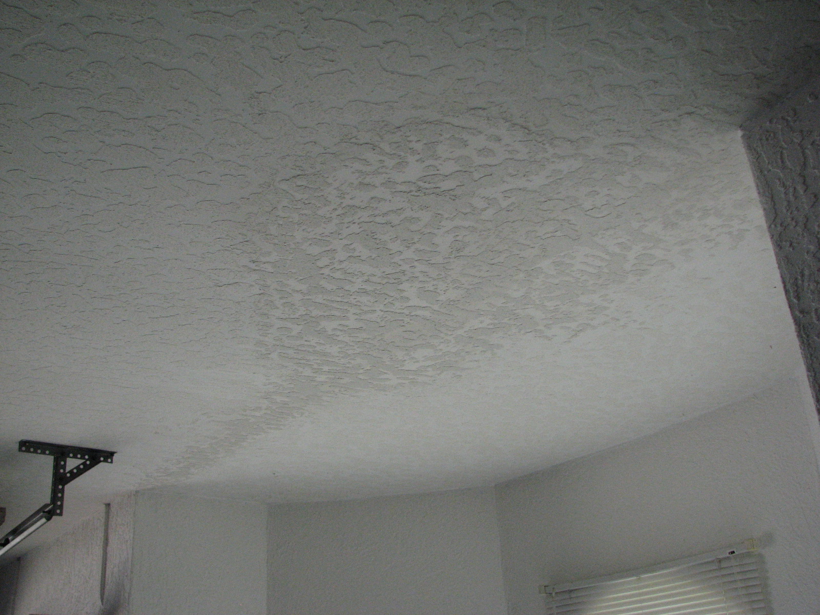 Белый крашенный потолок. Фактурная краска для потолка. Текстурная краска для потолка. Крашеный потолок. Декоративная покраска потолка.