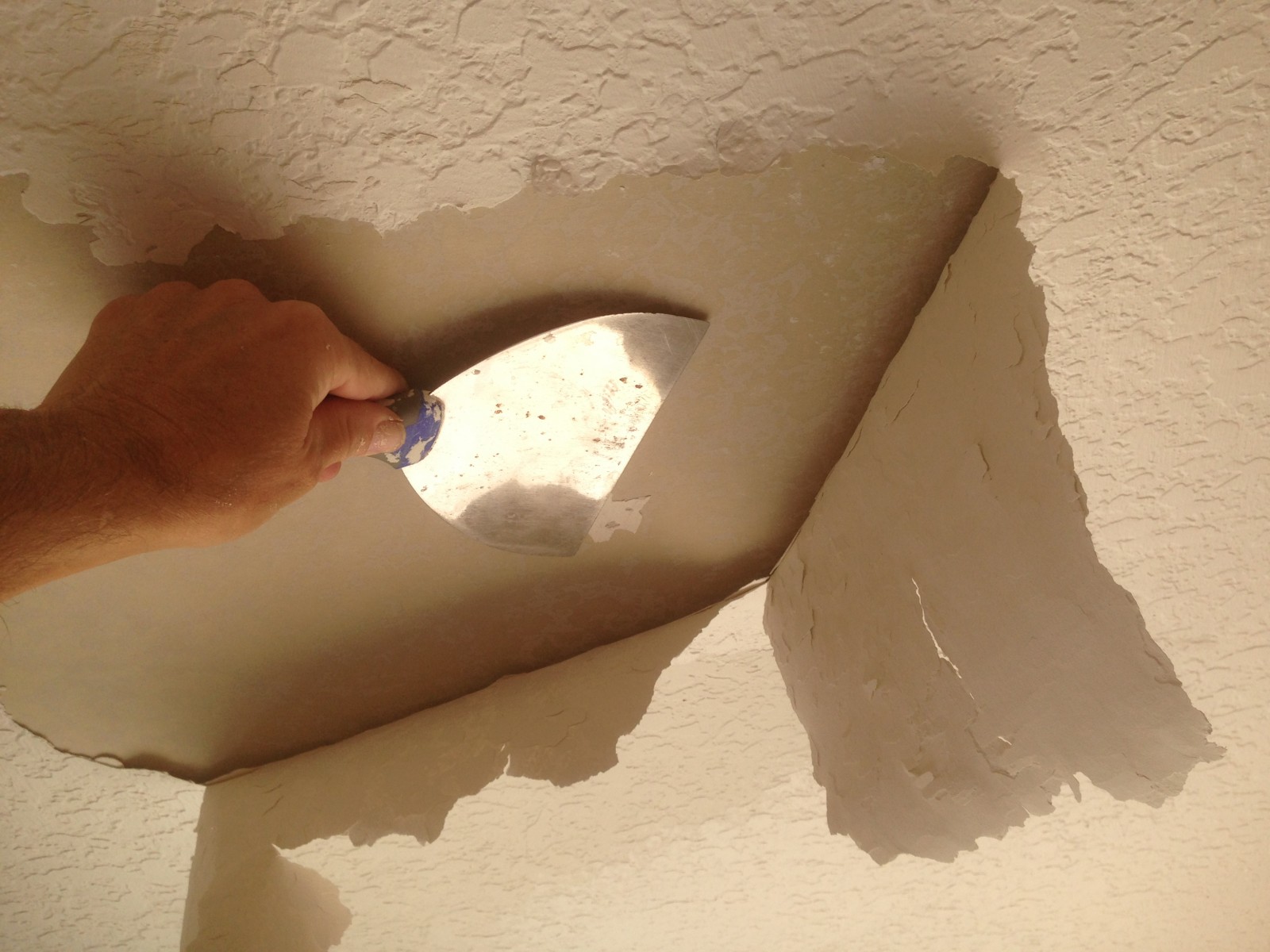 Knockdown textured ceiling bubbling while painting lanai ...