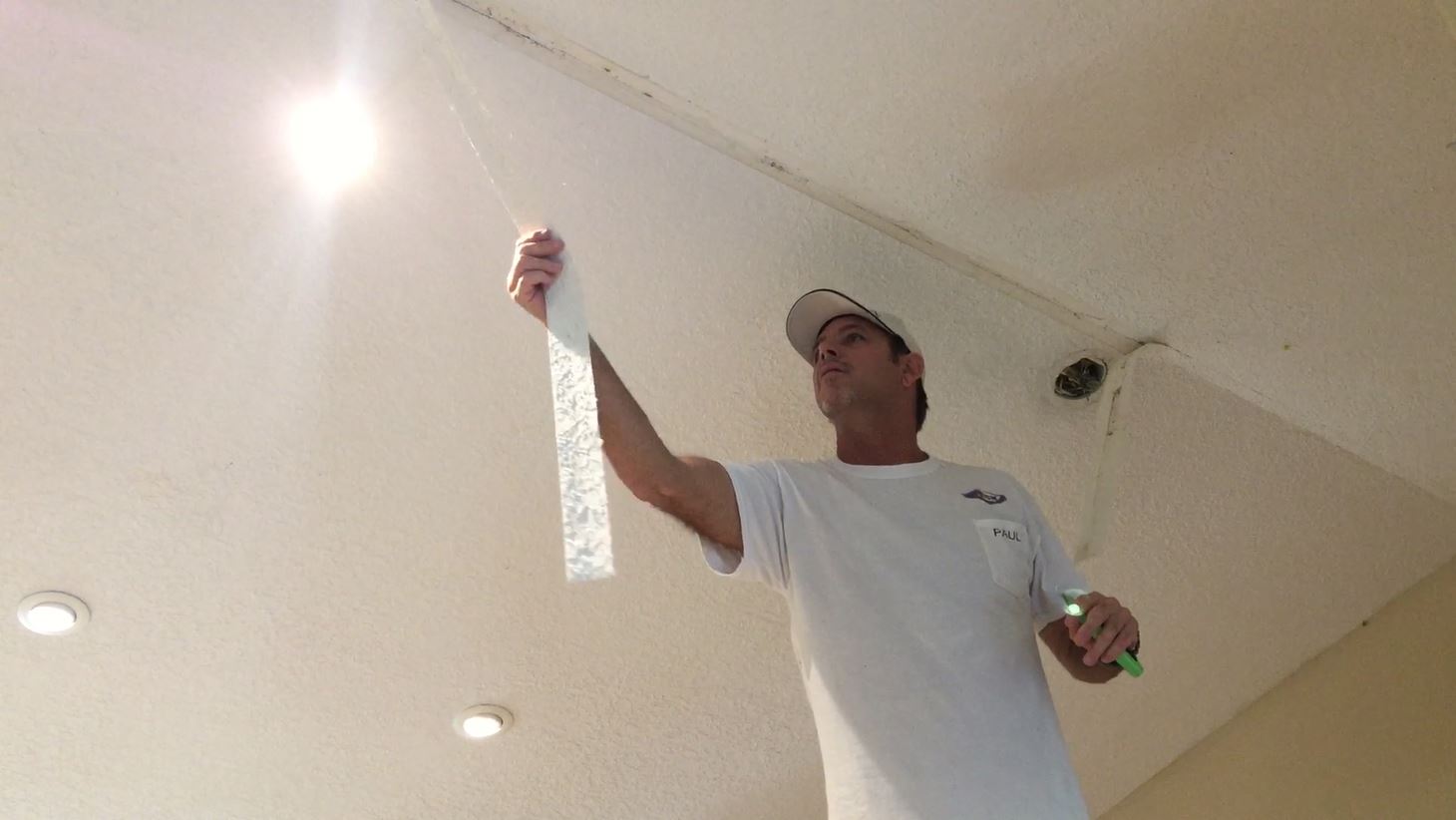 Клеить потолок гипсокартоном. Как красиво наклеить потолочную плитку на потолок. Working Ceiling Repair. Чем приклеить потолочную плитку к ОСБ. Happy Ceiling Repair.